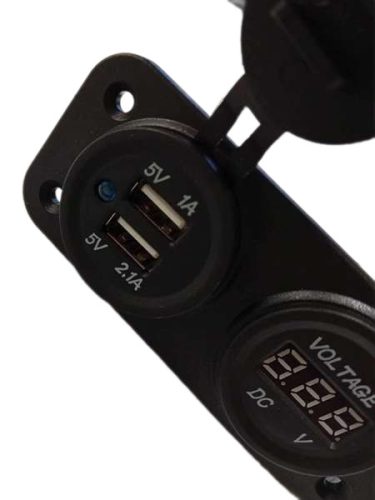 USB csatlakozó aljzat  és voltmérő